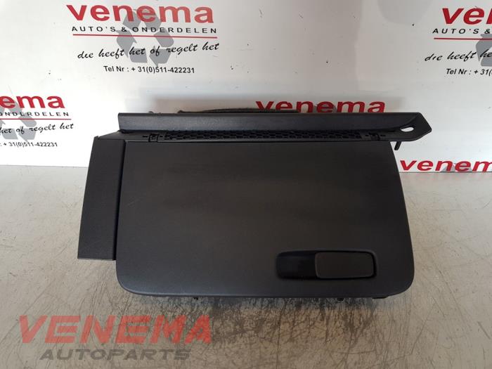 Begagnade Handskfack Audi A1 Sportback (8XA/8XF) 1.0 TFSI Ultra 12V Pris € 14,99 Marginaltabell erbjuds av Venema Autoparts