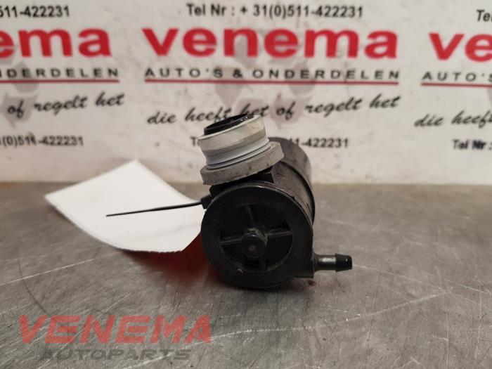 Bomba de limpiaparabrisas detrás de un Toyota Aygo (B40) 1.0 12V VVT-i 2018