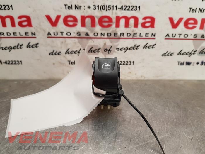 Usados Interruptor de ventanilla eléctrica Renault Clio IV (5R) 0.9 Energy TCE 90 12V Precio € 9,99 Norma de margen ofrecido por Venema Autoparts
