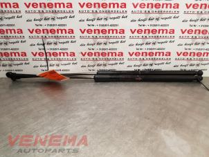 Używane Zestaw amortyzatorów gazowych tylnej klapy Toyota Aygo (B40) 1.0 12V VVT-i Cena € 24,99 Procedura marży oferowane przez Venema Autoparts