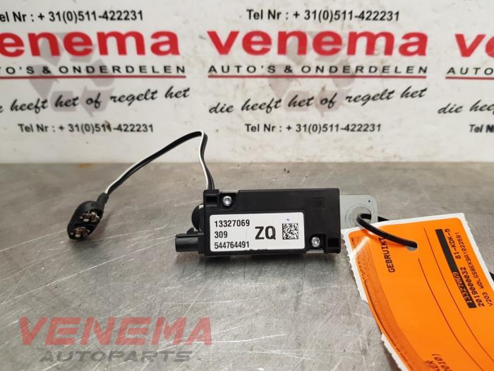 Antenne amplificateur d'un Opel Insignia Sports Tourer 2.0 CDTI 16V 130 ecoFLEX 2010