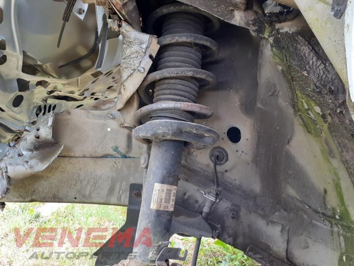 Front shock absorber rod, left from a Volkswagen Eos (1F7/F8) 2.0 FSI 16V 2007