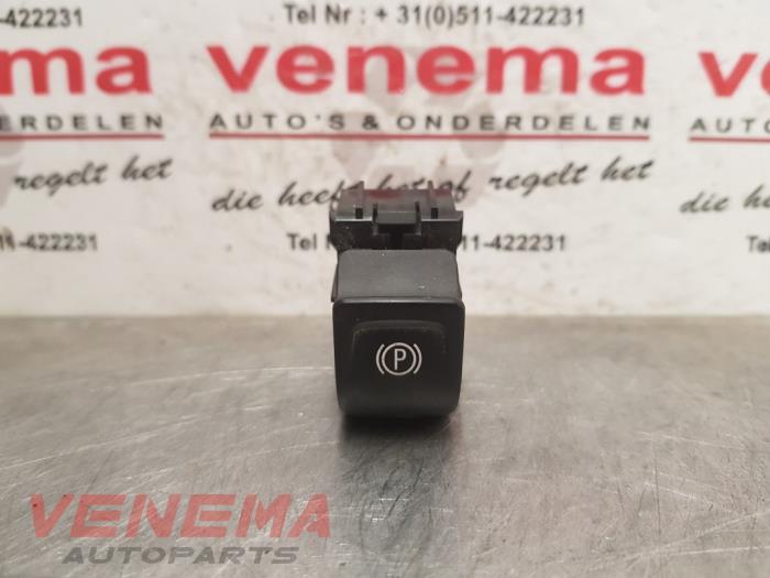 Handbremse Schalter van een Opel Astra K Sports Tourer 1.6 CDTI 136 16V 2018