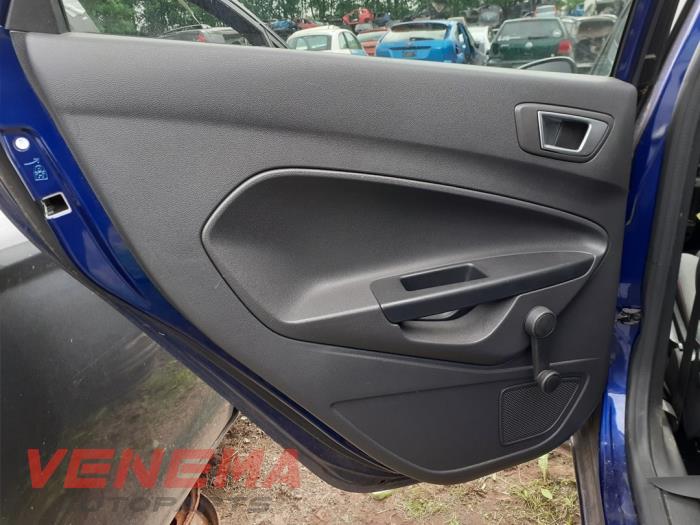 Tapicerka drzwi lewych tylnych wersja 4-drzwiowa z Ford Fiesta 6 (JA8) 1.0 EcoBoost 12V 100 2017