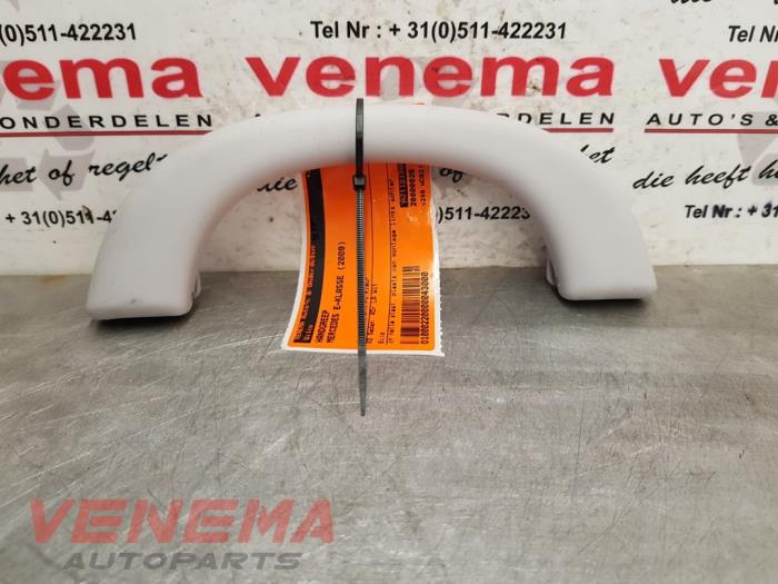 Begagnade Handtag Mercedes E (VF211) 2.2 E-220 CDI 16V Pris € 9,99 Marginaltabell erbjuds av Venema Autoparts