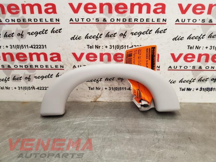 Begagnade Handtag Mercedes E (VF211) 2.2 E-220 CDI 16V Pris € 9,99 Marginaltabell erbjuds av Venema Autoparts