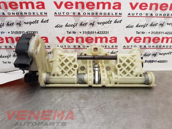 Używane Zaglówek Mercedes E (VF211) 2.2 E-220 CDI 16V Cena € 14,99 Procedura marży oferowane przez Venema Autoparts