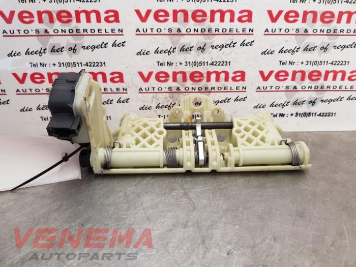 Używane Zaglówek Mercedes E (VF211) 2.2 E-220 CDI 16V Cena € 14,99 Procedura marży oferowane przez Venema Autoparts