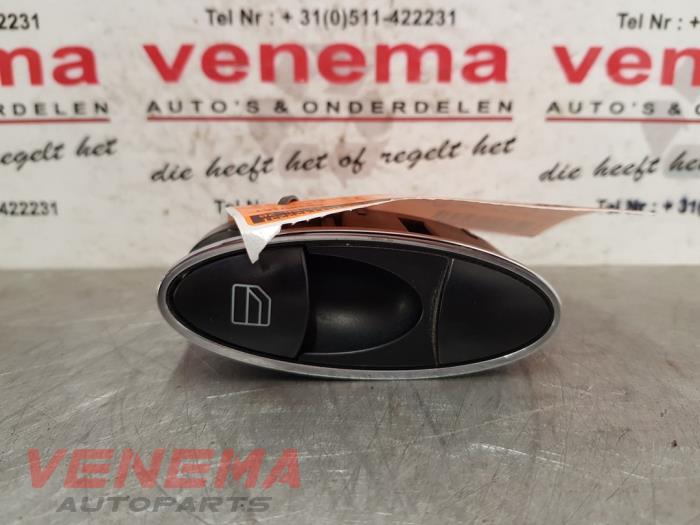 Usados Interruptor de ventanilla eléctrica Mercedes E (VF211) 2.2 E-220 CDI 16V Precio € 14,99 Norma de margen ofrecido por Venema Autoparts