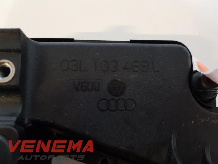 Tapa de válvulas de un Audi A4 Avant (B8) 2.0 TDI 16V 2015