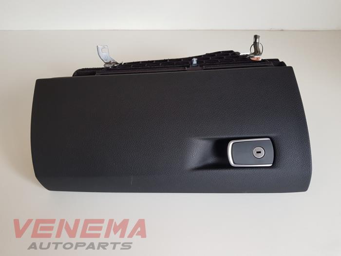 Begagnade Handskfack BMW 4 serie (F32) 428i xDrive 2.0 Turbo 16V Pris € 24,99 Marginaltabell erbjuds av Venema Autoparts