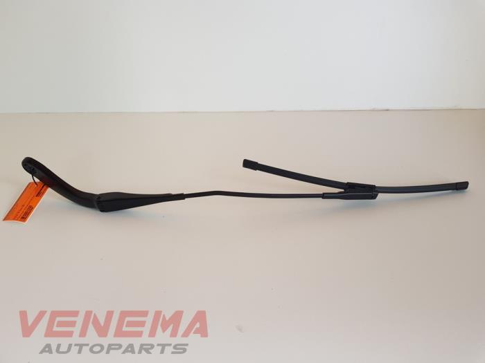 Front wiper arm from a BMW 4 serie (F32) 428i xDrive 2.0 Turbo 16V 2015