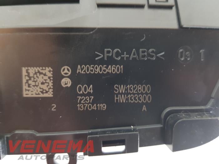 Panel de control de radio de un Mercedes-Benz C Estate (S205) C-250 CDI BlueTEC, C-250 d 2.2 16V 4-Matic 2017