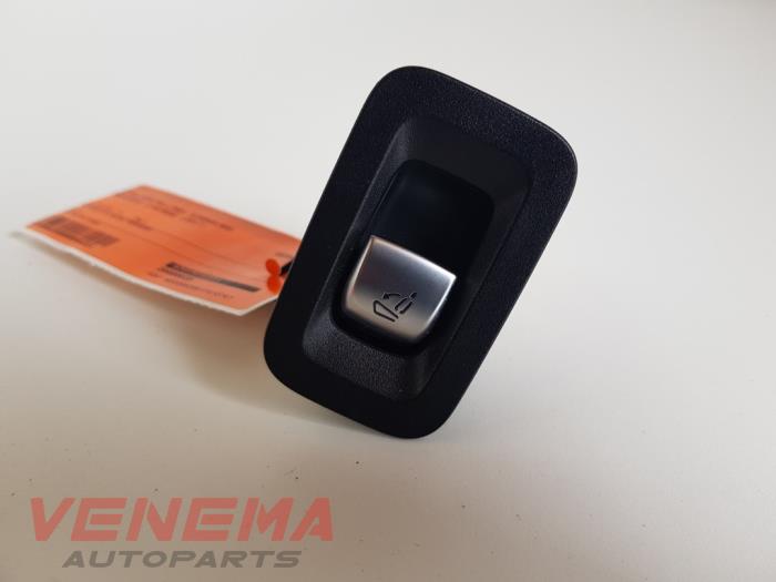 Begagnade Brytare, eldrivet säte Mercedes C Estate (S205) C-250 CDI BlueTEC, C-250 d 2.2 16V 4-Matic Pris € 24,99 Marginaltabell erbjuds av Venema Autoparts