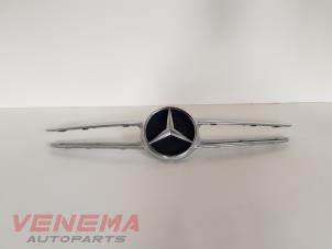 Używane Grill Mercedes C Estate (S205) C-250 CDI BlueTEC, C-250 d 2.2 16V 4-Matic Cena € 119,99 Procedura marży oferowane przez Venema Autoparts