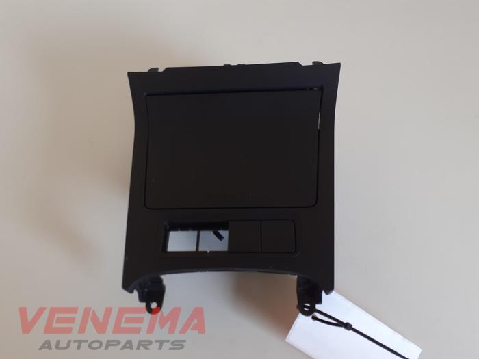 Begagnade Askkopp, fram Volkswagen Golf V 4Motion (1K1) 3.2 R32 V6 24V Pris € 9,99 Marginaltabell erbjuds av Venema Autoparts