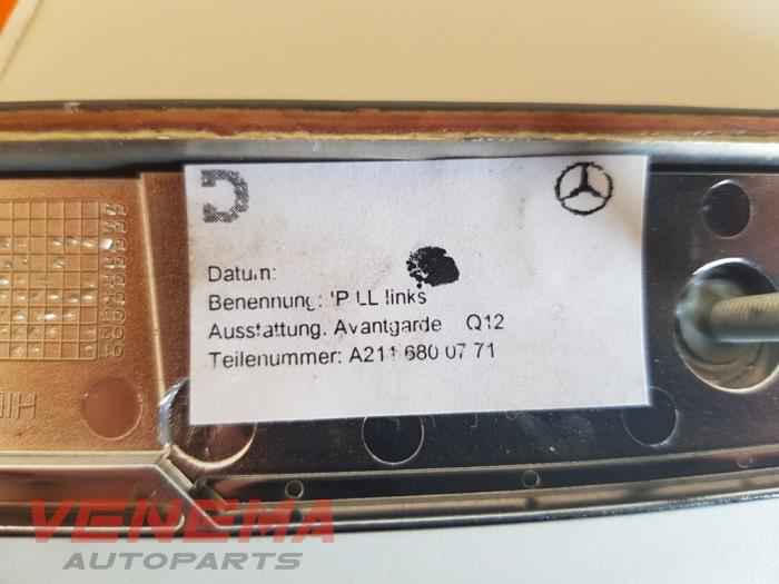 Armaturenbrett Zierleiste van een Mercedes-Benz E (211) 2.2 E-220 CDI 16V 2009