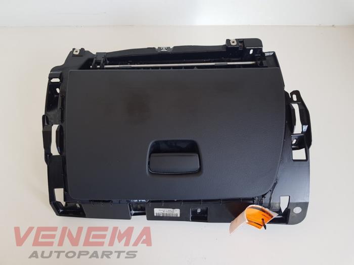 Begagnade Handskfack BMW X1 (E84) sDrive 20d 2.0 16V Pris € 39,99 Marginaltabell erbjuds av Venema Autoparts