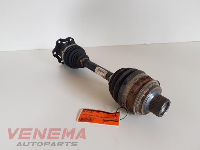 Front drive shaft, right from a Audi A4 Avant (B9) 2.0 35 TDI 16V 2018