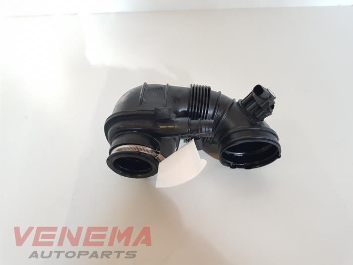 Air intake hose from a Mercedes-Benz C Estate (S204) 2.2 C-200 CDI 16V BlueEFFICIENCY 2014