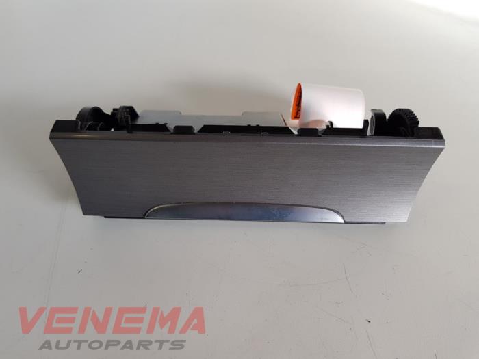 Begagnade Askkopp, fram Volkswagen Passat Variant (365) 2.0 TDI 16V 170 Pris € 24,99 Marginaltabell erbjuds av Venema Autoparts