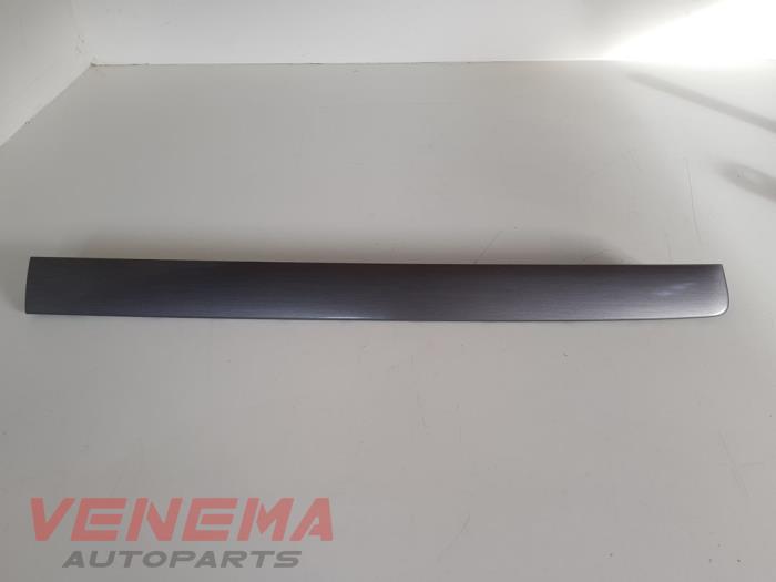 Begagnade Dekorstripe Volkswagen Passat Variant (365) 2.0 TDI 16V 170 Pris € 18,99 Marginaltabell erbjuds av Venema Autoparts