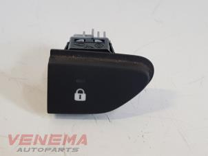 Used Central locking switch Renault Clio IV Estate/Grandtour (7R) 0.9 Energy TCE 90 12V Price € 14,99 Margin scheme offered by Venema Autoparts