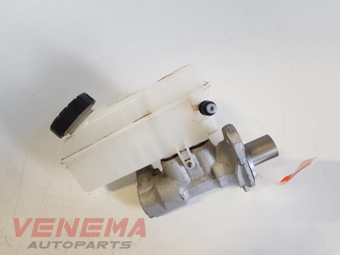 Master cylinder from a Renault Clio IV Estate/Grandtour (7R) 0.9 Energy TCE 90 12V 2018