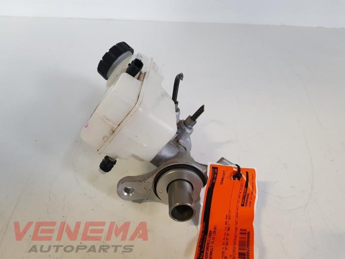 Master cylinder from a Renault Clio IV Estate/Grandtour (7R) 0.9 Energy TCE 90 12V 2018