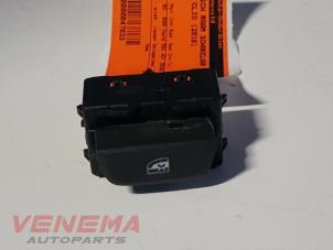 Used Electric window switch Renault Clio IV Estate/Grandtour (7R) 0.9 Energy TCE 90 12V Price € 9,99 Margin scheme offered by Venema Autoparts