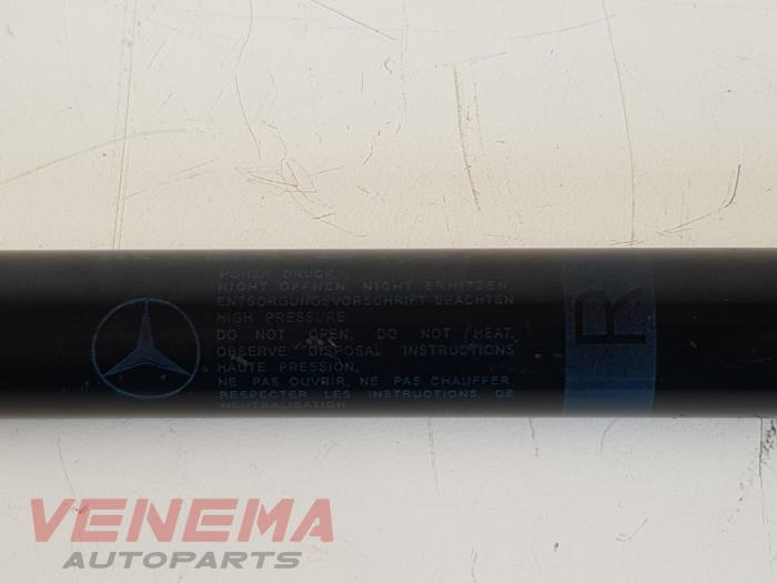 Amortiguador de gas de capó derecha de un Mercedes-Benz E (W212) E-200 CDI 16V BlueEfficiency,BlueTEC 2014