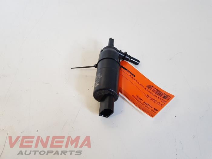 Headlight washer pump from a BMW 3 serie Touring (F31) 320d 2.0 16V EfficientDynamicsEdition 2013
