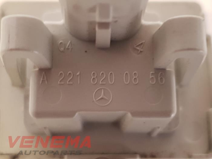 Iluminación de matrícula de un Mercedes-Benz E (W212) E-200 CDI 16V BlueEfficiency,BlueTEC 2014