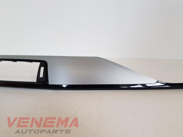 Dashboard decoration strip from a BMW 3 serie Touring (F31) 325d 2.0 16V 2013