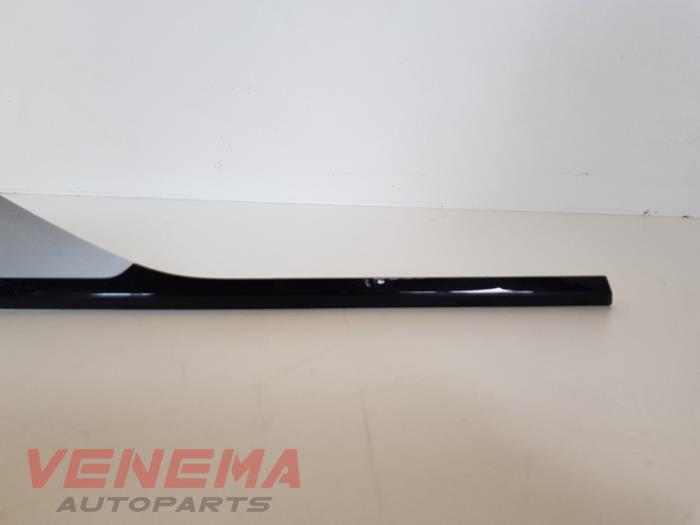 Dashboard decoration strip from a BMW 3 serie Touring (F31) 325d 2.0 16V 2013