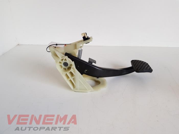 Brake pedal from a BMW 3 serie Touring (F31) 320d 2.0 16V Performance Power Kit 2013