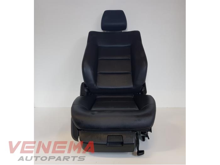 Fotel prawy z Mercedes-Benz E (W212) E-200 CDI 16V BlueEfficiency,BlueTEC 2014