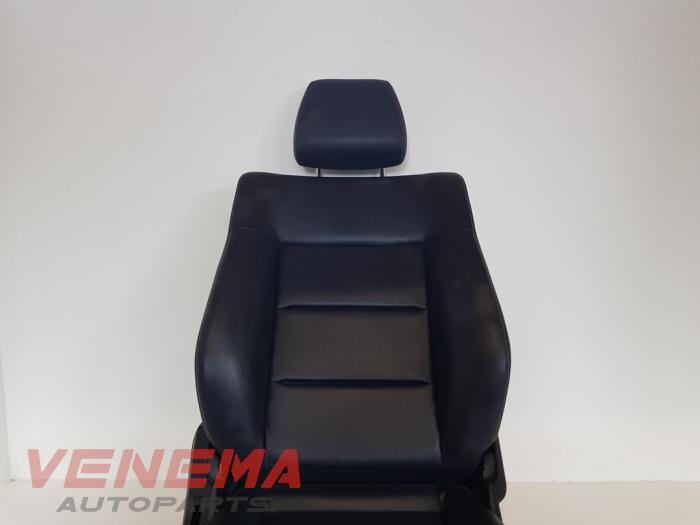 Fotel prawy z Mercedes-Benz E (W212) E-200 CDI 16V BlueEfficiency,BlueTEC 2014