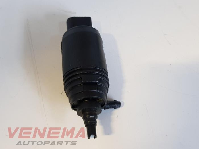 Windscreen washer pump from a BMW 3 serie Touring (E91) 320i 16V 2011