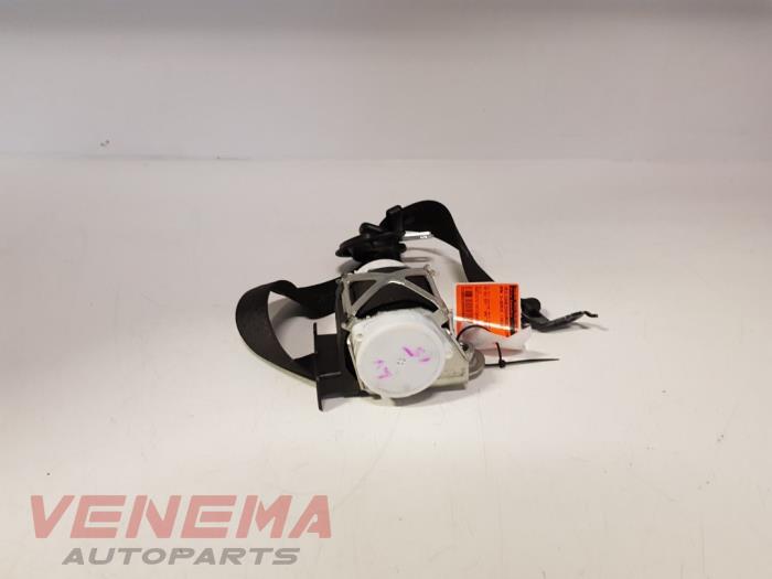 Front seatbelt, left from a BMW 3 serie Touring (F31) 320d 2.0 16V Performance Power Kit 2013