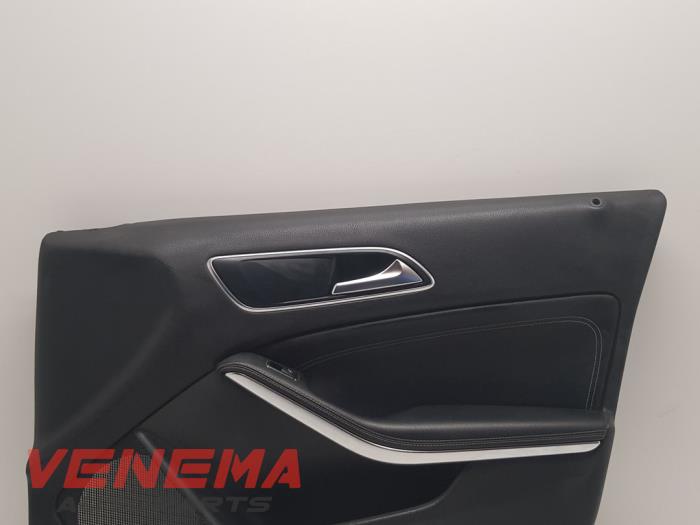 Tapicerka drzwi prawych przednich wersja 4-drzwiowa z Mercedes-Benz A (W176) 1.8 A-200 CDI 16V 2016