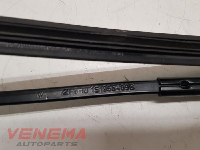 Front wiper arm from a Volkswagen Up! (121) 1.0 12V 75 2014