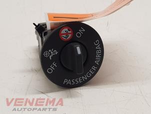 Used Airbag switch Renault Clio IV (5R) 0.9 Energy TCE 90 12V Price € 9,99 Margin scheme offered by Venema Autoparts