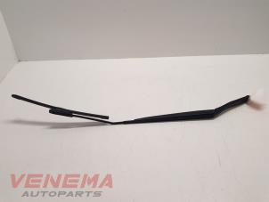 Used Front wiper arm Renault Clio IV (5R) 0.9 Energy TCE 90 12V Price € 19,99 Margin scheme offered by Venema Autoparts