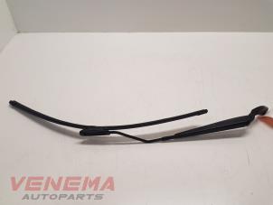 Used Front wiper arm Renault Clio IV (5R) 0.9 Energy TCE 90 12V Price € 19,99 Margin scheme offered by Venema Autoparts