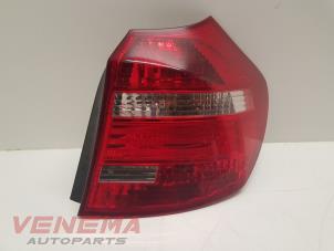 Używane Tylne swiatlo pozycyjne prawe BMW 1 serie (E87/87N) 118d 16V Cena € 38,99 Procedura marży oferowane przez Venema Autoparts
