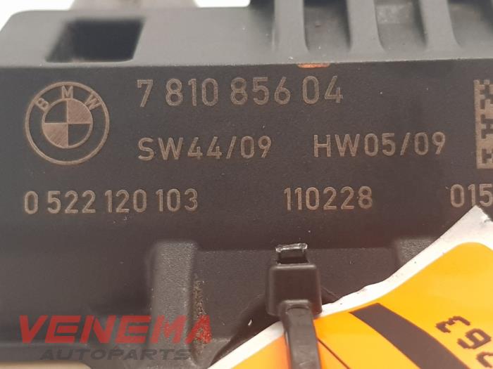 Glow plug relay from a BMW 3 serie Touring (E91) 318d 16V 2012