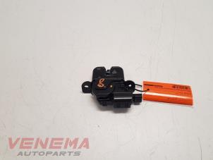 Used Tailgate lock mechanism Renault Clio IV (5R) 0.9 Energy TCE 90 12V GPL Price € 24,99 Margin scheme offered by Venema Autoparts