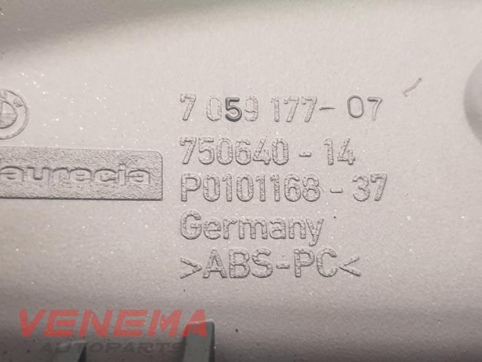 Embellecedor de cuentakilómetros de un BMW 1 serie (E87/87N) 118d 16V 2008