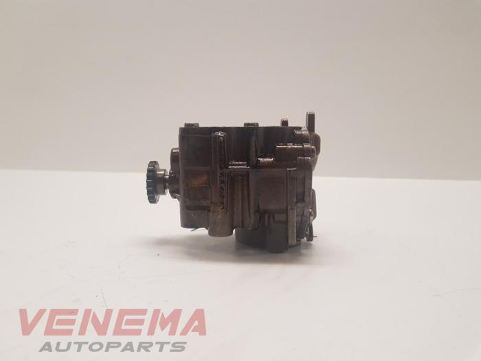 Oil pump from a Renault Clio IV (5R) 0.9 Energy TCE 90 12V 2018